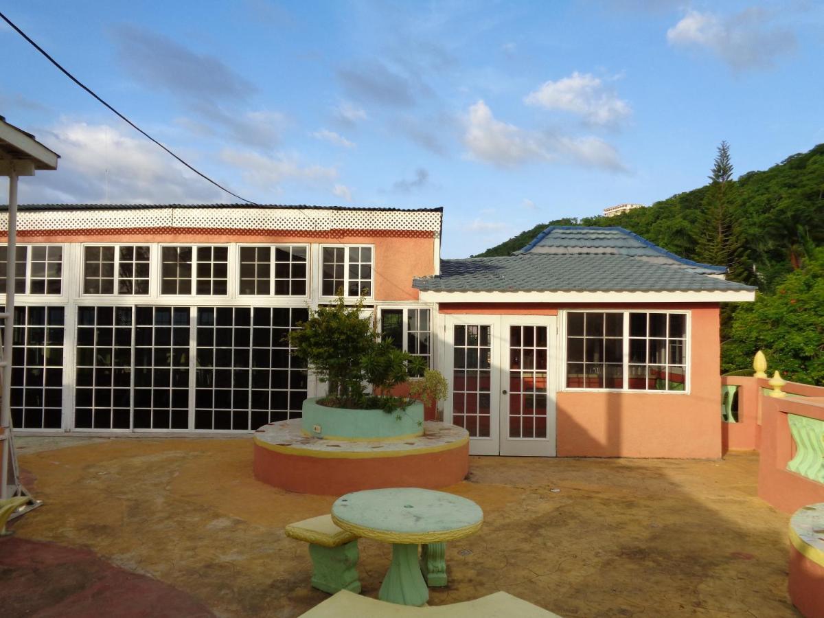 Tropical Court Hotel Montego Bay Exterior photo