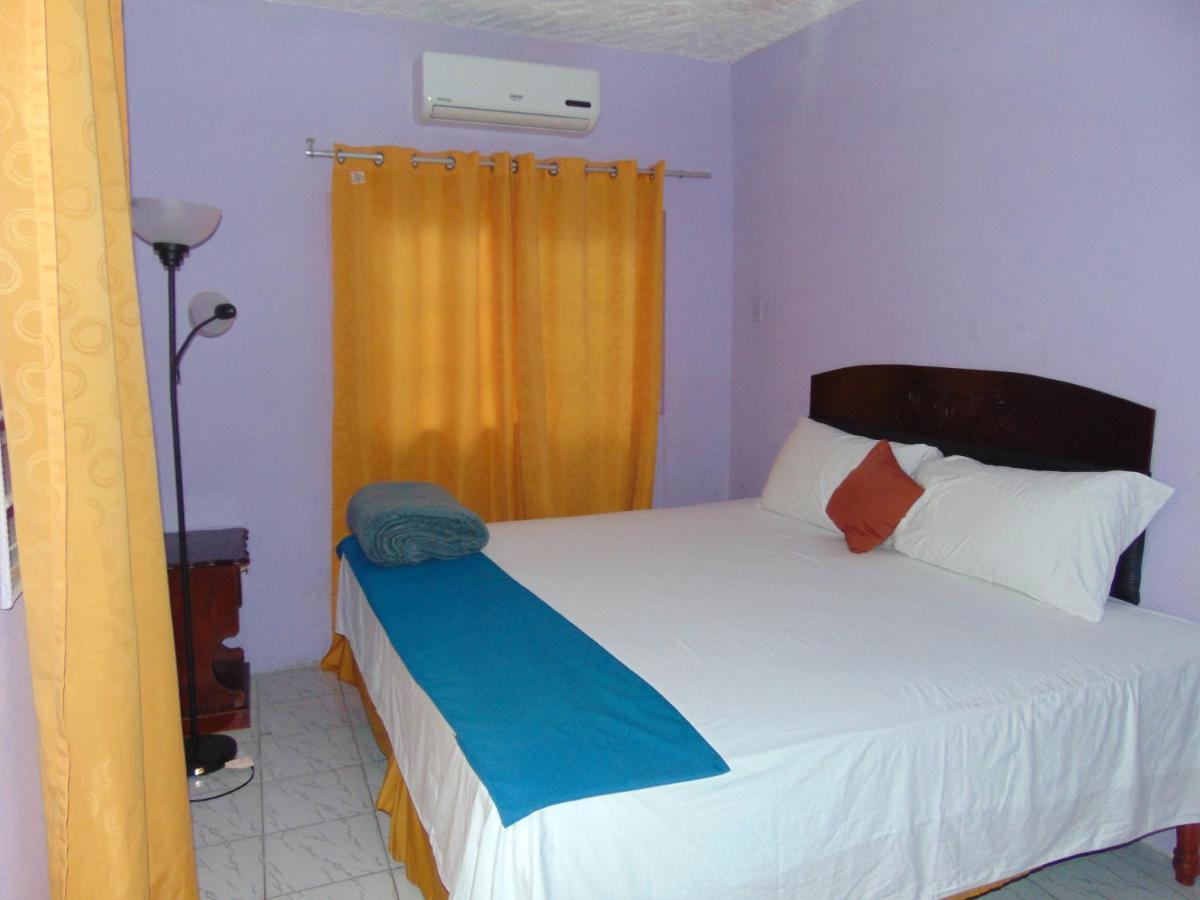 Tropical Court Hotel Montego Bay Exterior photo
