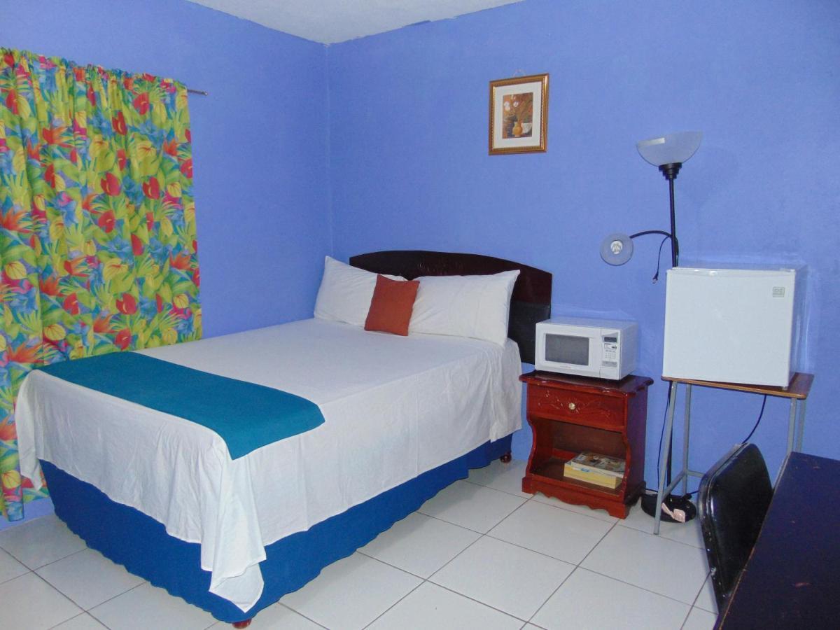 Tropical Court Hotel Montego Bay Exterior photo
