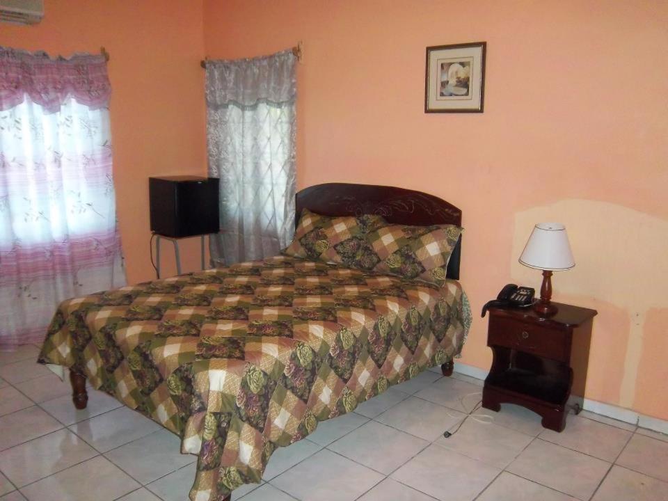 Tropical Court Hotel Montego Bay Exterior photo