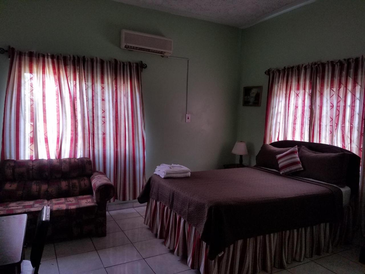 Tropical Court Hotel Montego Bay Exterior photo