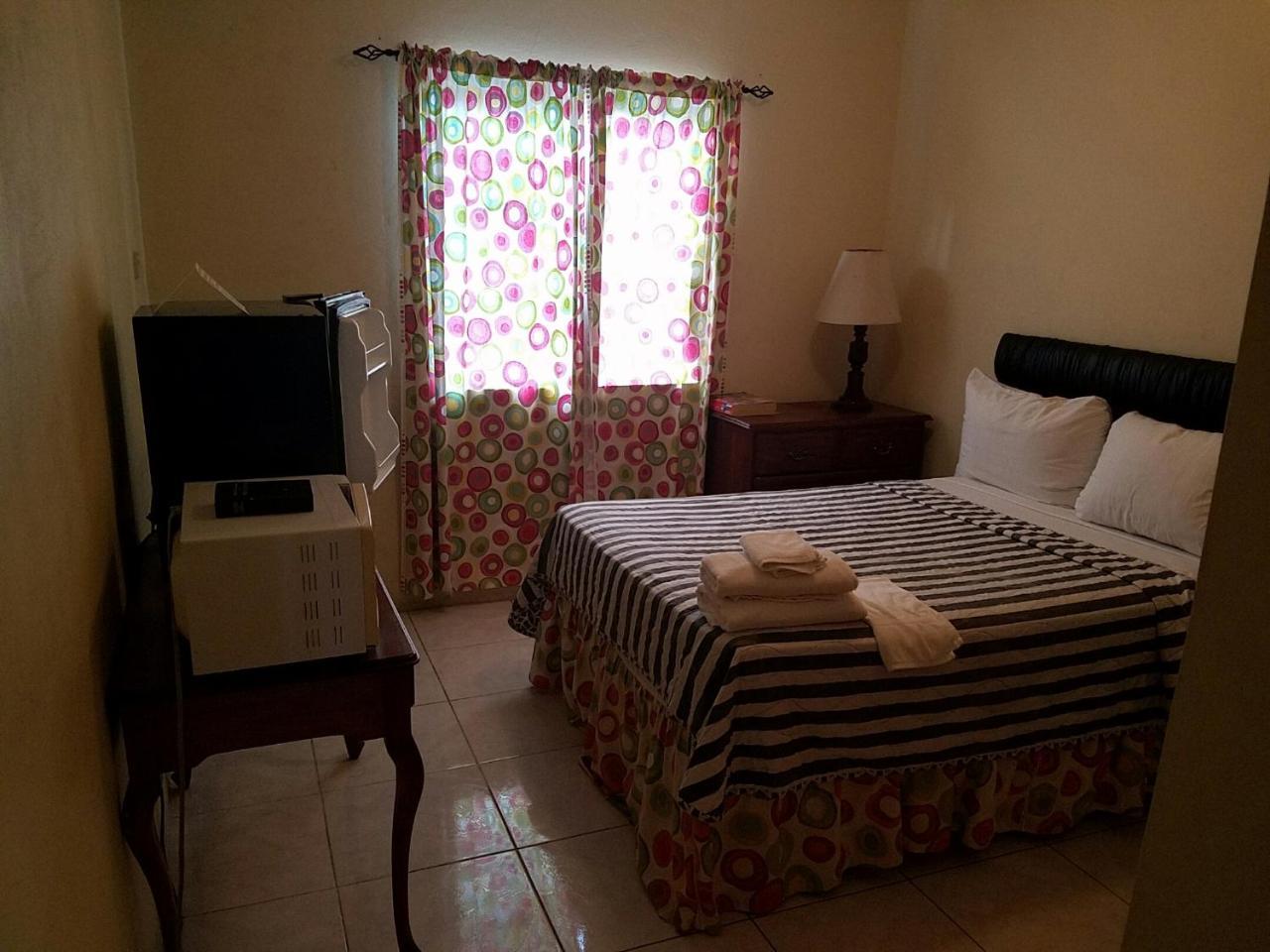 Tropical Court Hotel Montego Bay Exterior photo