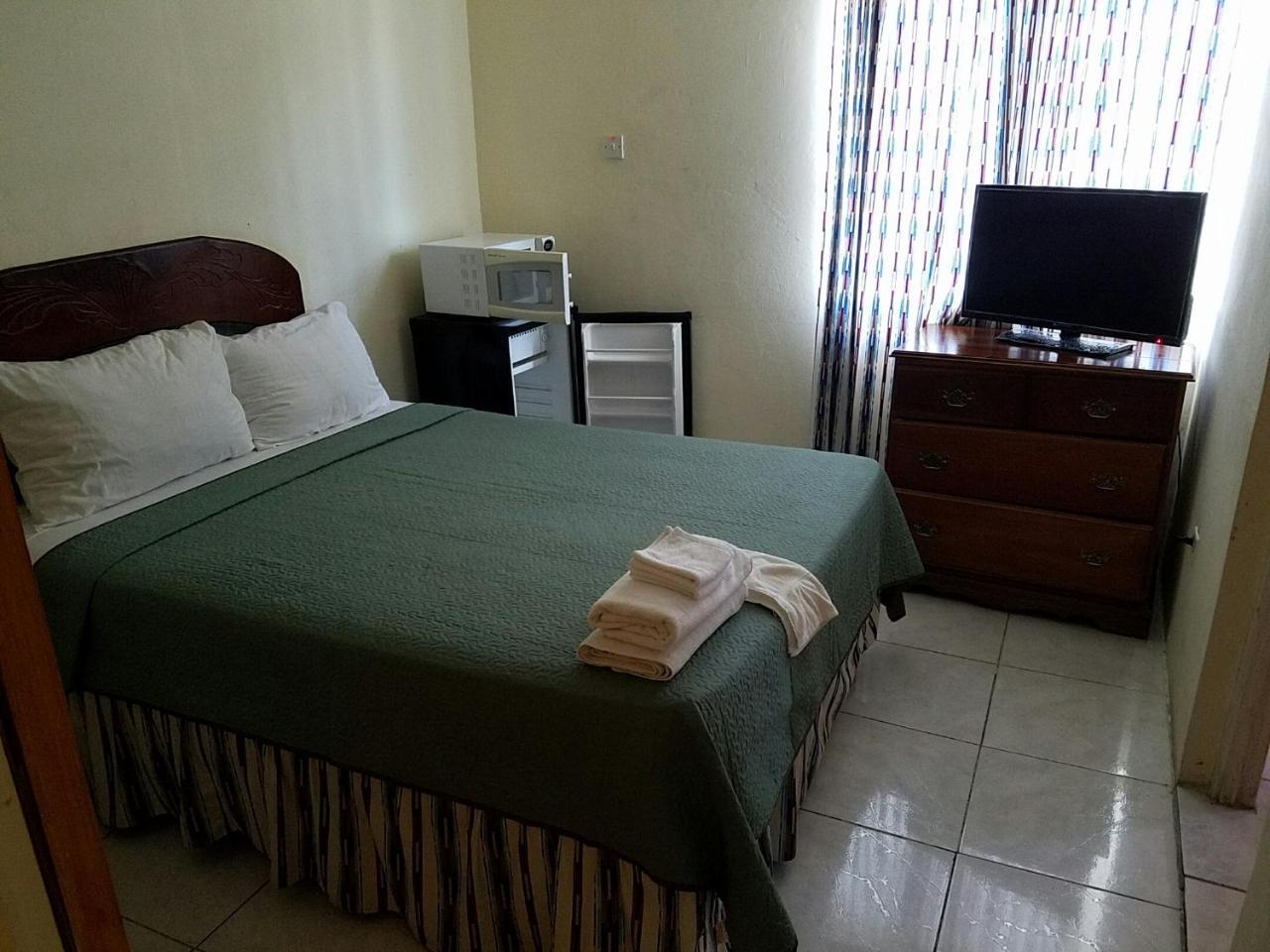 Tropical Court Hotel Montego Bay Exterior photo