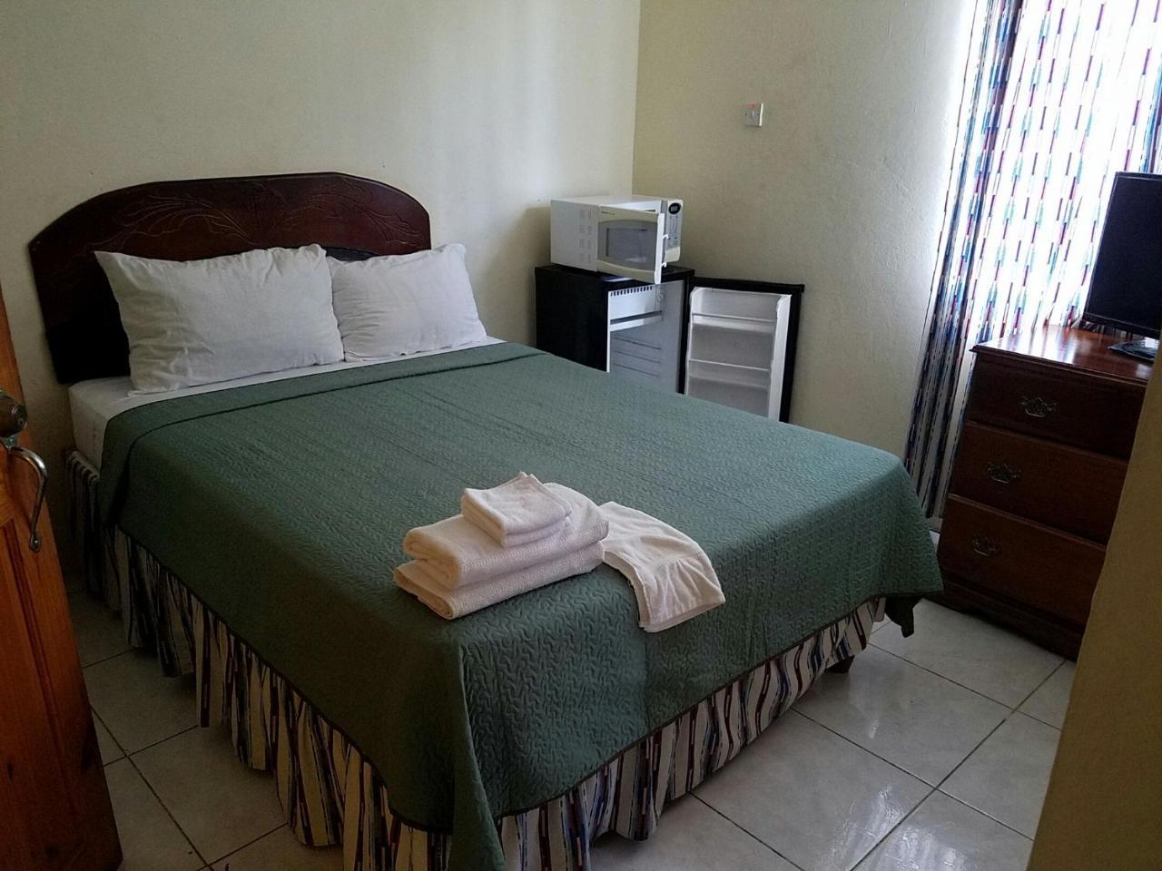 Tropical Court Hotel Montego Bay Exterior photo
